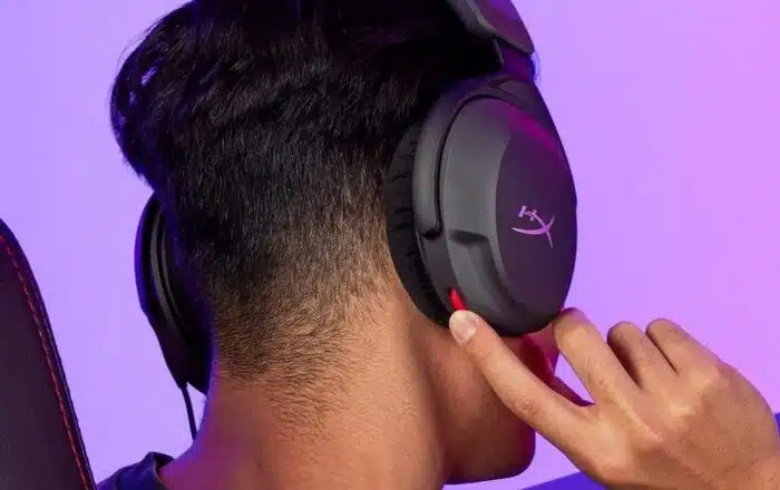 Un gamer portant un casque HyperX