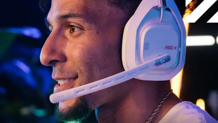 Un gamer portant un casque Logitech G Astro A50 X