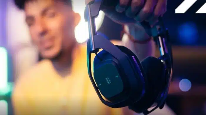 Un homme tenant un casque Logitech G Astro A50 X