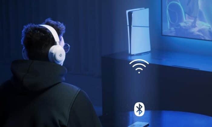 Un gamer portant un casque SteelSeries Arctis 7